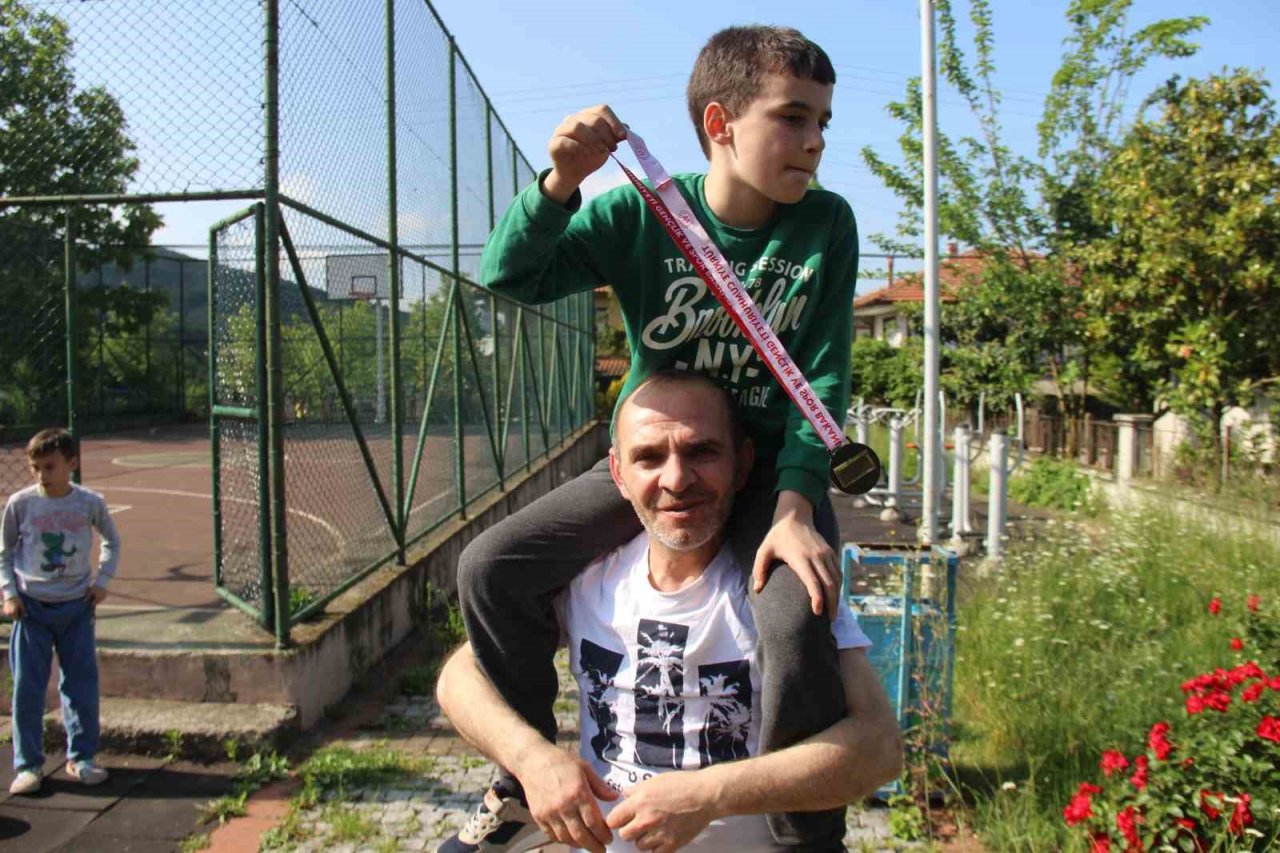 Doktorlar ’Yürüyemez’ demişti, şimdilerde atletizm branşında ter döküyor