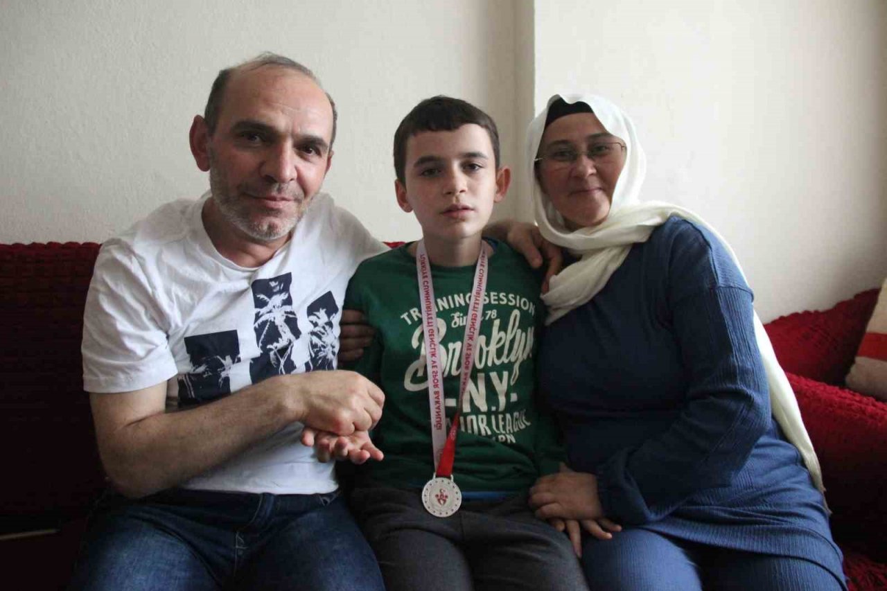 Doktorlar ’Yürüyemez’ demişti, şimdilerde atletizm branşında ter döküyor