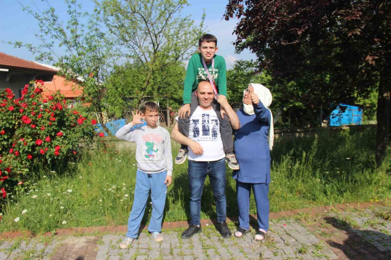 Doktorlar ’Yürüyemez’ demişti, şimdilerde atletizm branşında ter döküyor