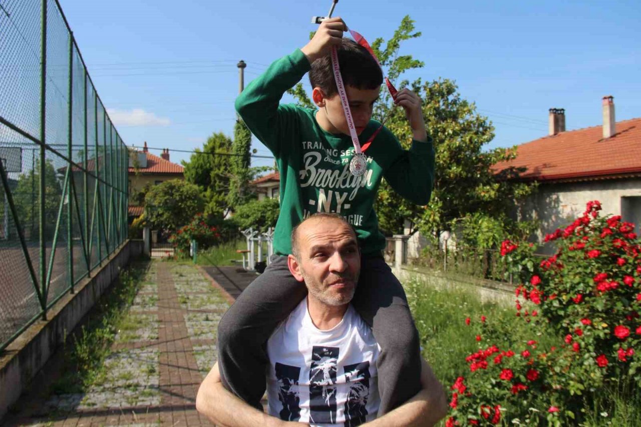 Doktorlar ’Yürüyemez’ demişti, şimdilerde atletizm branşında ter döküyor