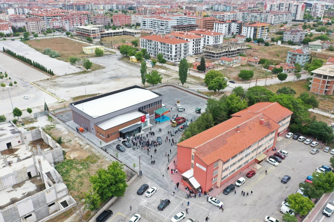 Karatay Çimenlik Kapalı Spor Salonu hizmete açıldı