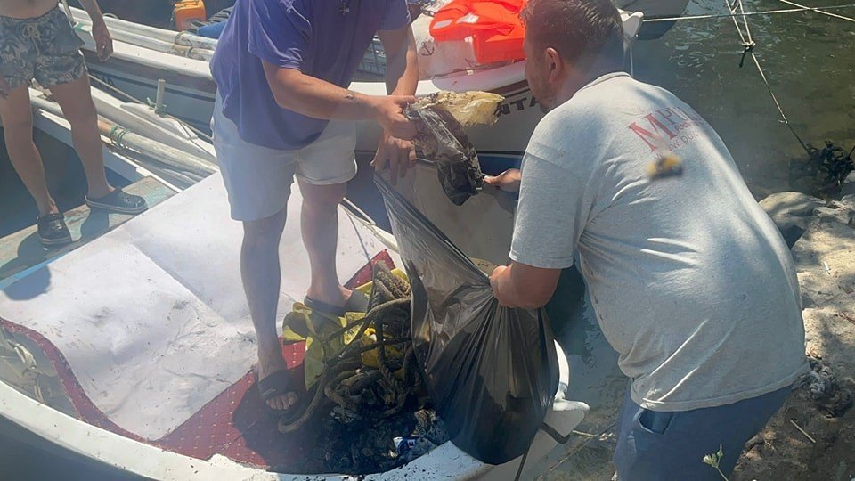 Kuşadası’nda balıkçı barınağı temizlendi