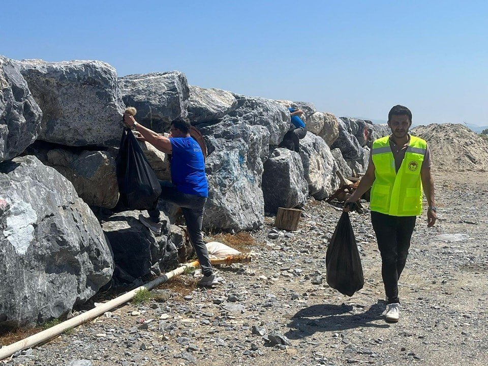 Kuşadası’nda balıkçı barınağı temizlendi