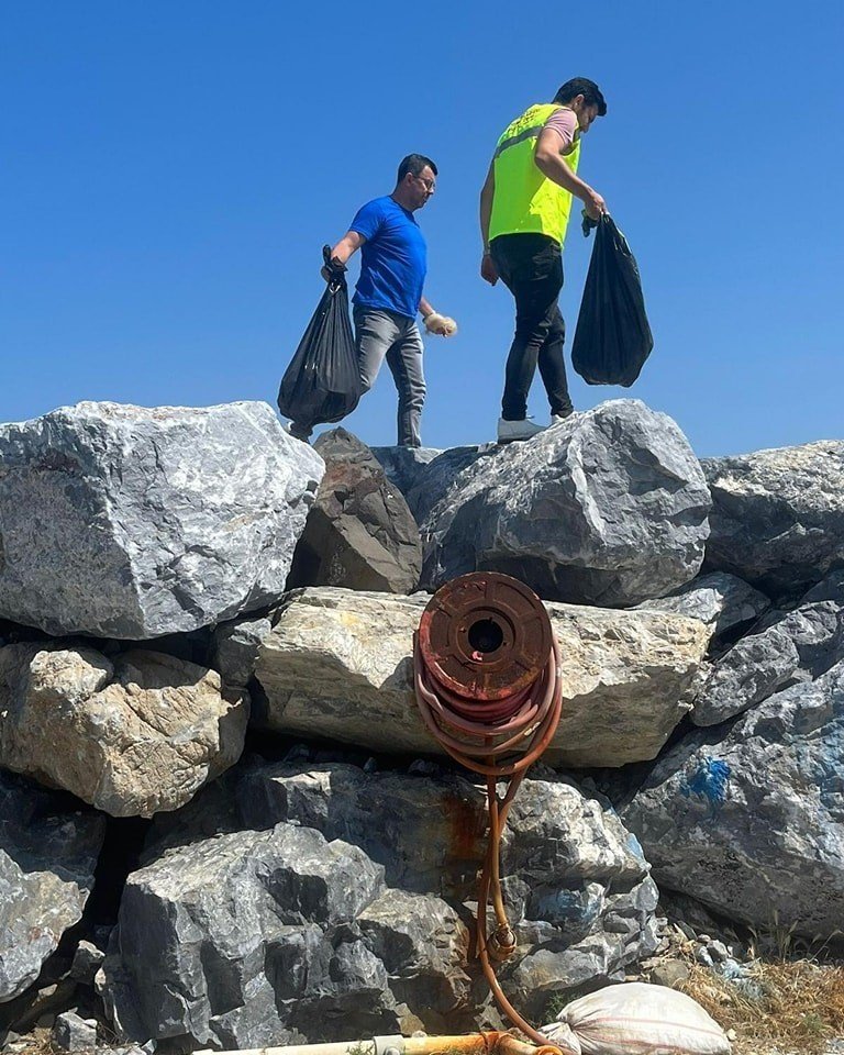 Kuşadası’nda balıkçı barınağı temizlendi