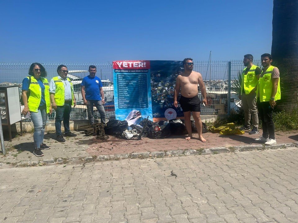 Kuşadası’nda balıkçı barınağı temizlendi