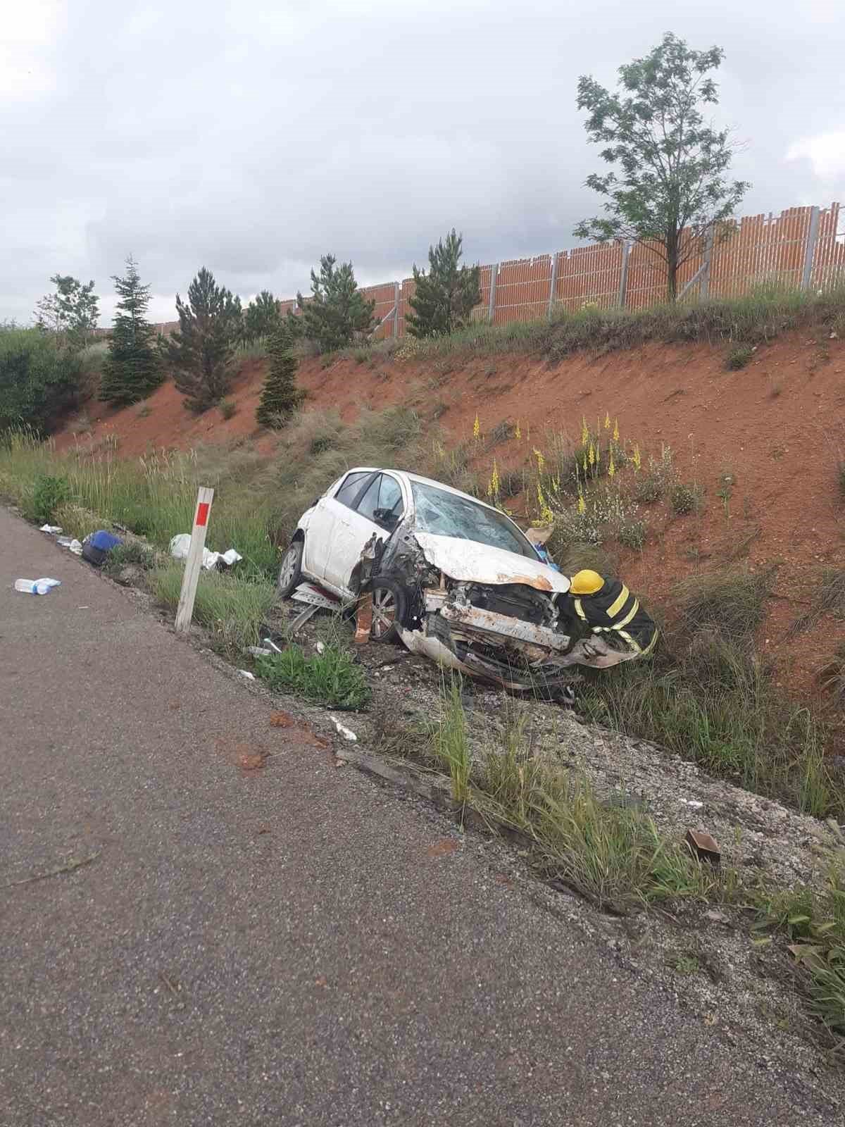 Kütahya’da otomobil şarampole devrildi: 1 yaralı
