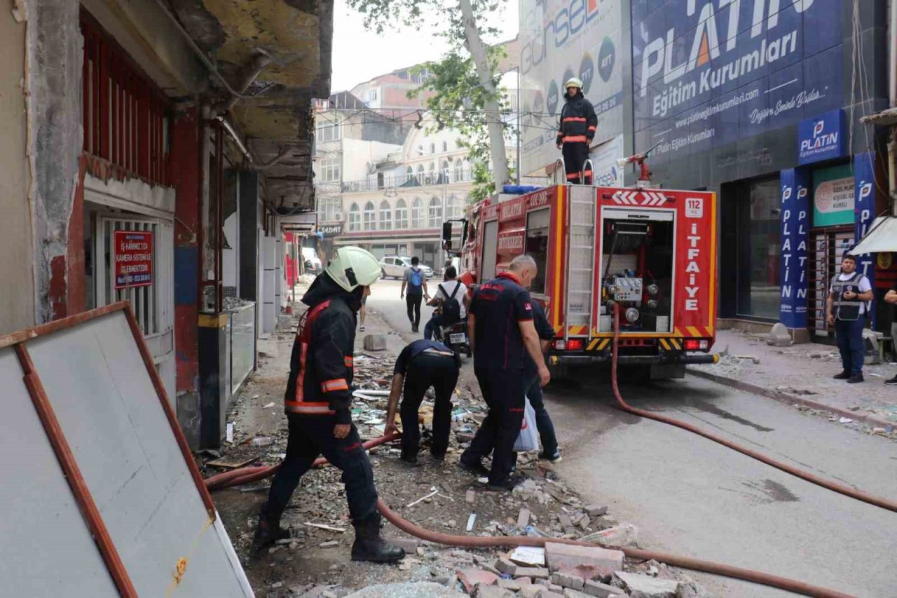 Ağır hasarlı binada yangın çıktı