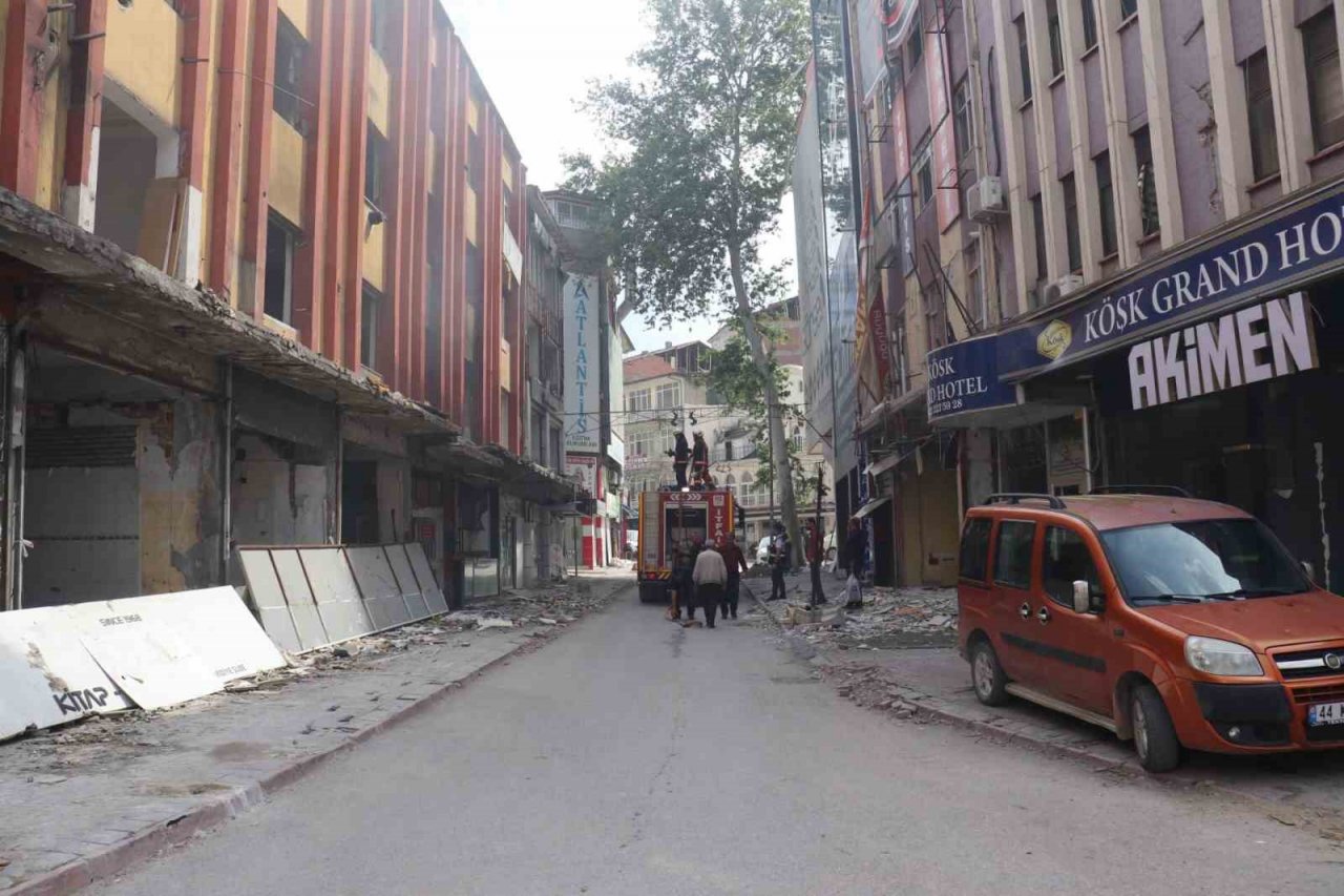 Ağır hasarlı binada yangın çıktı