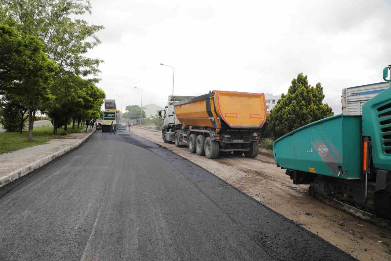 Nevşehir’de sanayi servis yolunda sıcak asfalt serimi başladı