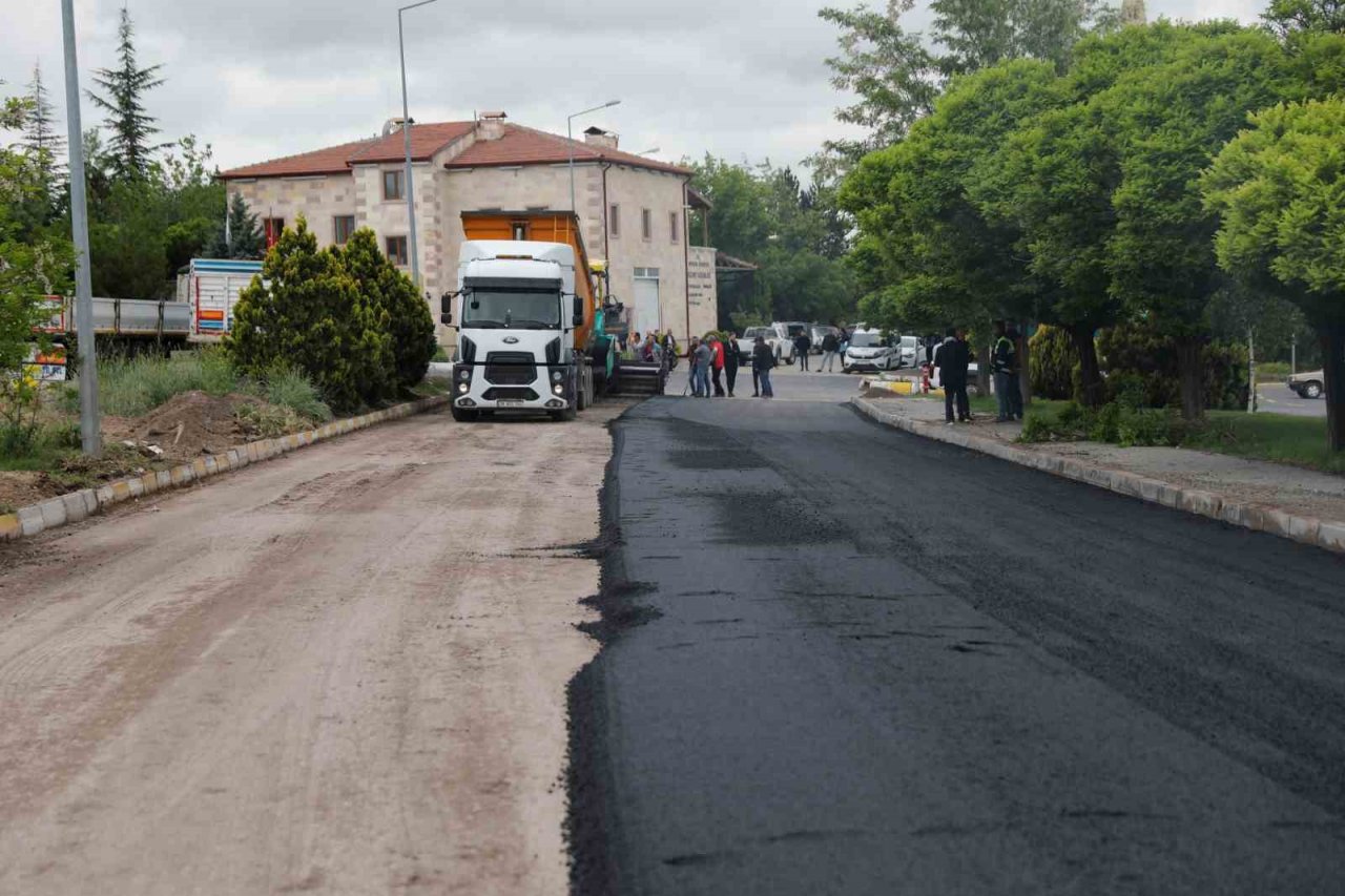 Nevşehir’de sanayi servis yolunda sıcak asfalt serimi başladı