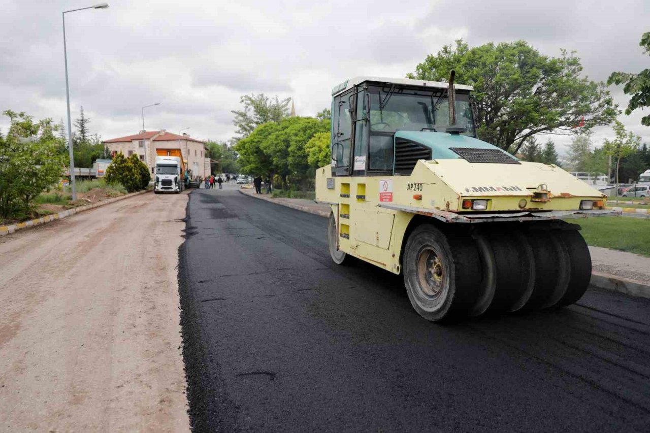 Nevşehir’de sanayi servis yolunda sıcak asfalt serimi başladı