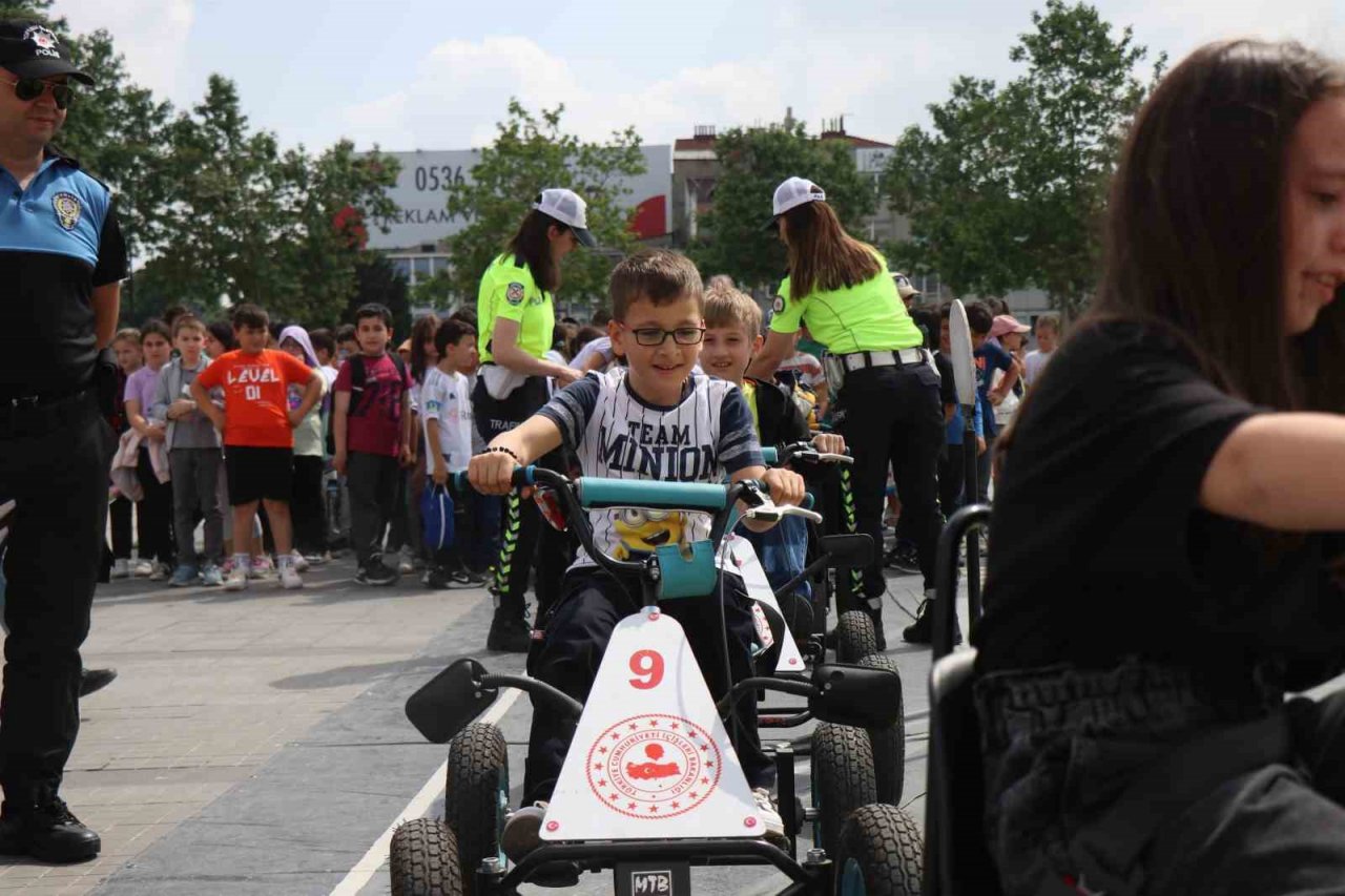 EGM’nin Mobil Trafik Eğitim Tırı Sakarya’da