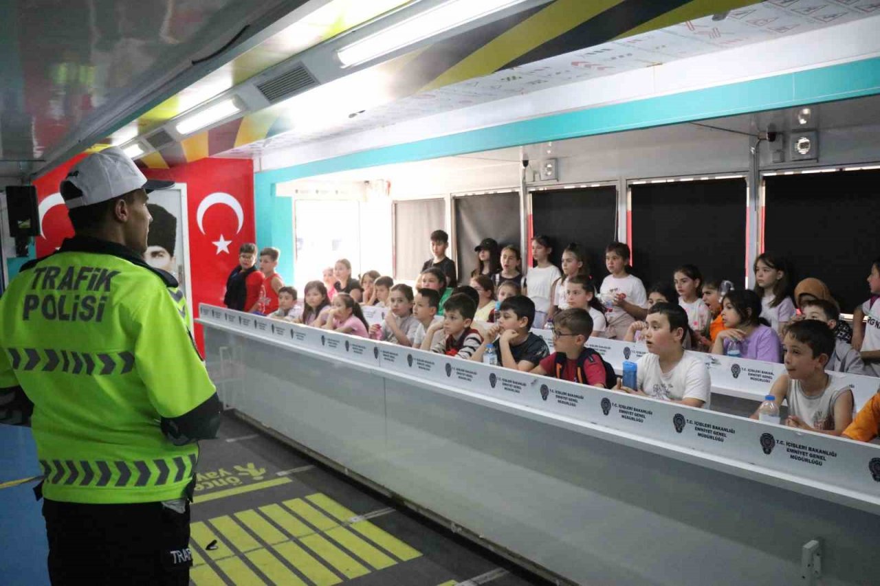 EGM’nin Mobil Trafik Eğitim Tırı Sakarya’da