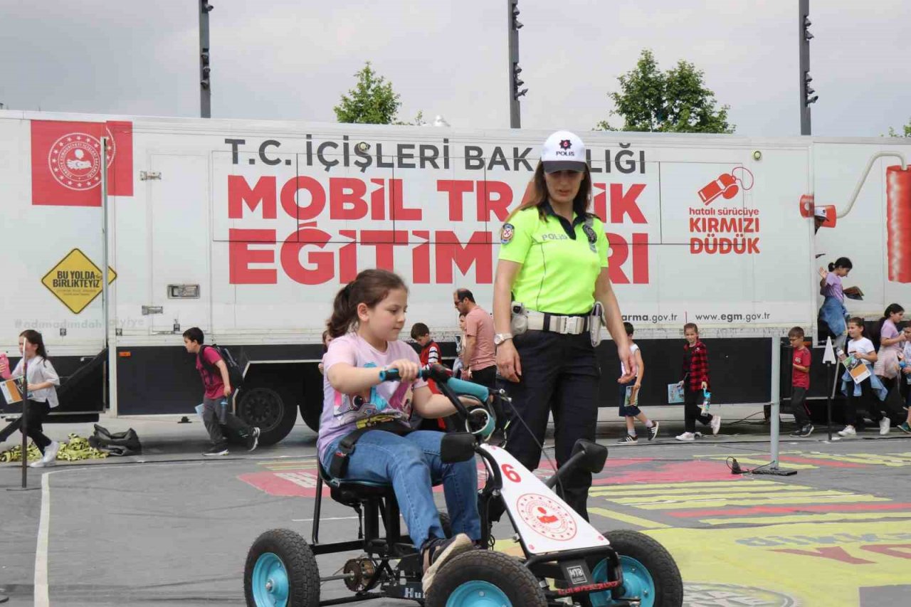 EGM’nin Mobil Trafik Eğitim Tırı Sakarya’da
