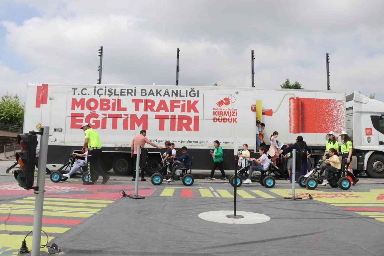 EGM’nin Mobil Trafik Eğitim Tırı Sakarya’da