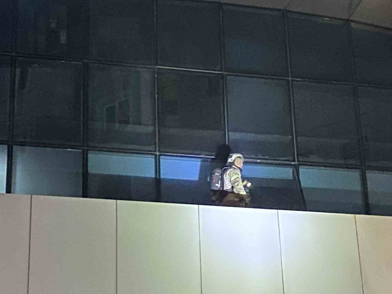 Zeytinburnu’ndaki teknoloji mağazası alev alev yandı