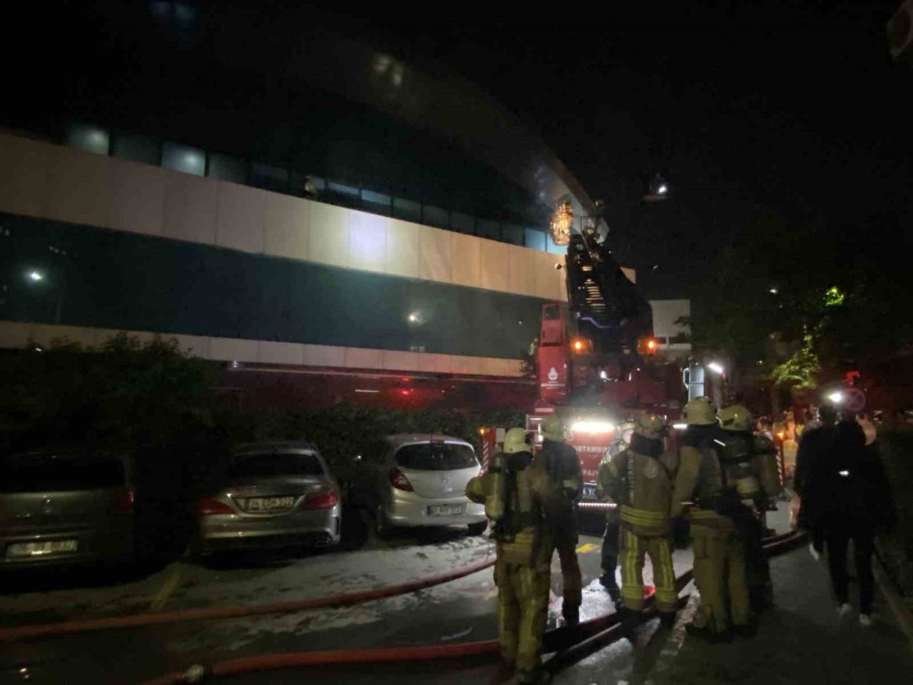 Zeytinburnu’ndaki teknoloji mağazası alev alev yandı