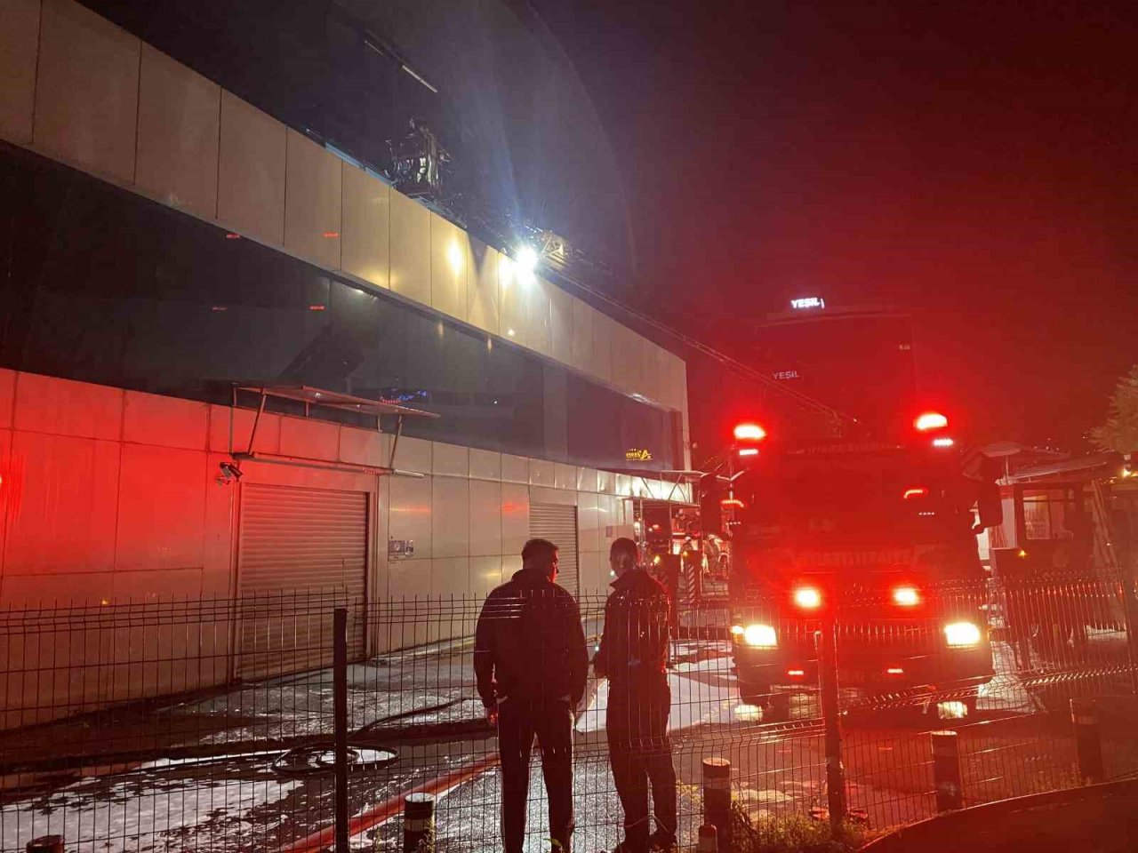 Zeytinburnu’ndaki teknoloji mağazası alev alev yandı