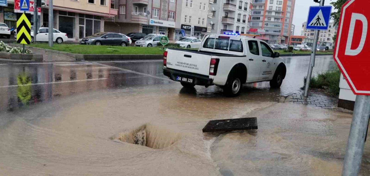 Belediye ekipleri şiddetli sağanak yağış ile birlikte teyakkuza geçti