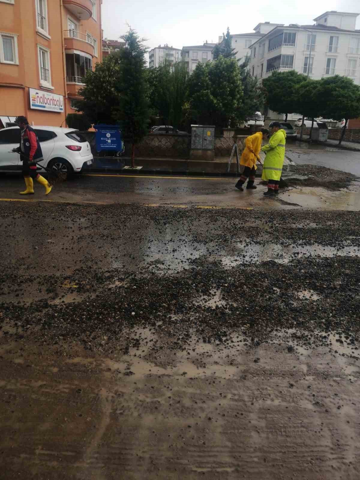 Belediye ekipleri şiddetli sağanak yağış ile birlikte teyakkuza geçti