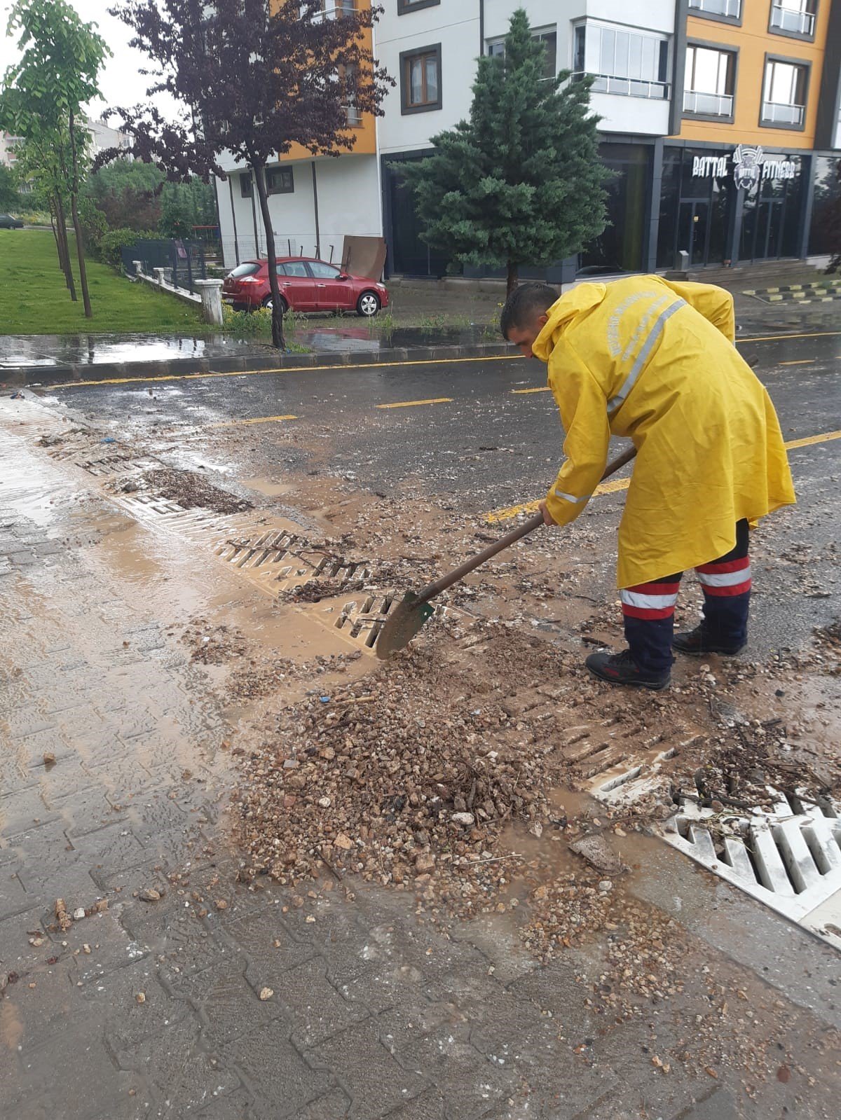 Belediye ekipleri şiddetli sağanak yağış ile birlikte teyakkuza geçti