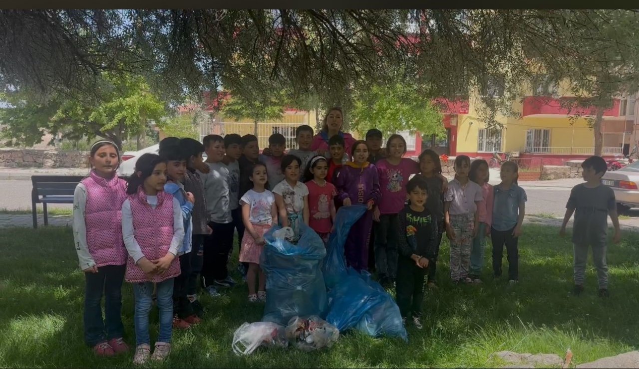Kadın muhtar çocuklarla buluştu, sokak sokak temizlik yaptı