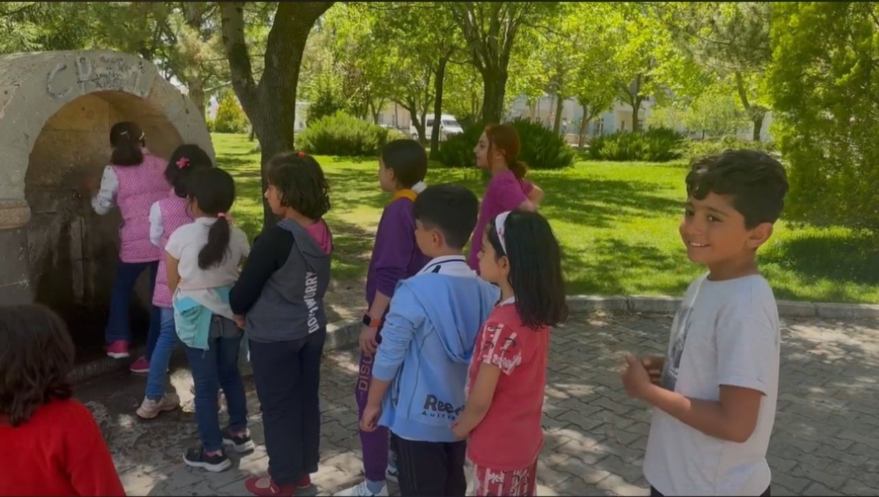 Kadın muhtar çocuklarla buluştu, sokak sokak temizlik yaptı