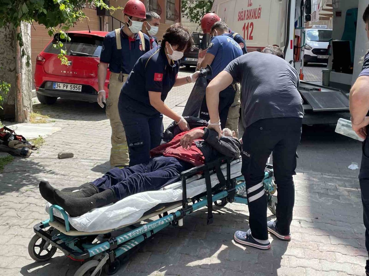 Küçükçekmece’de 5 gündür haber alınamayan 64 yaşındaki yaşlı adama köpeği sayesinde ulaşıldı