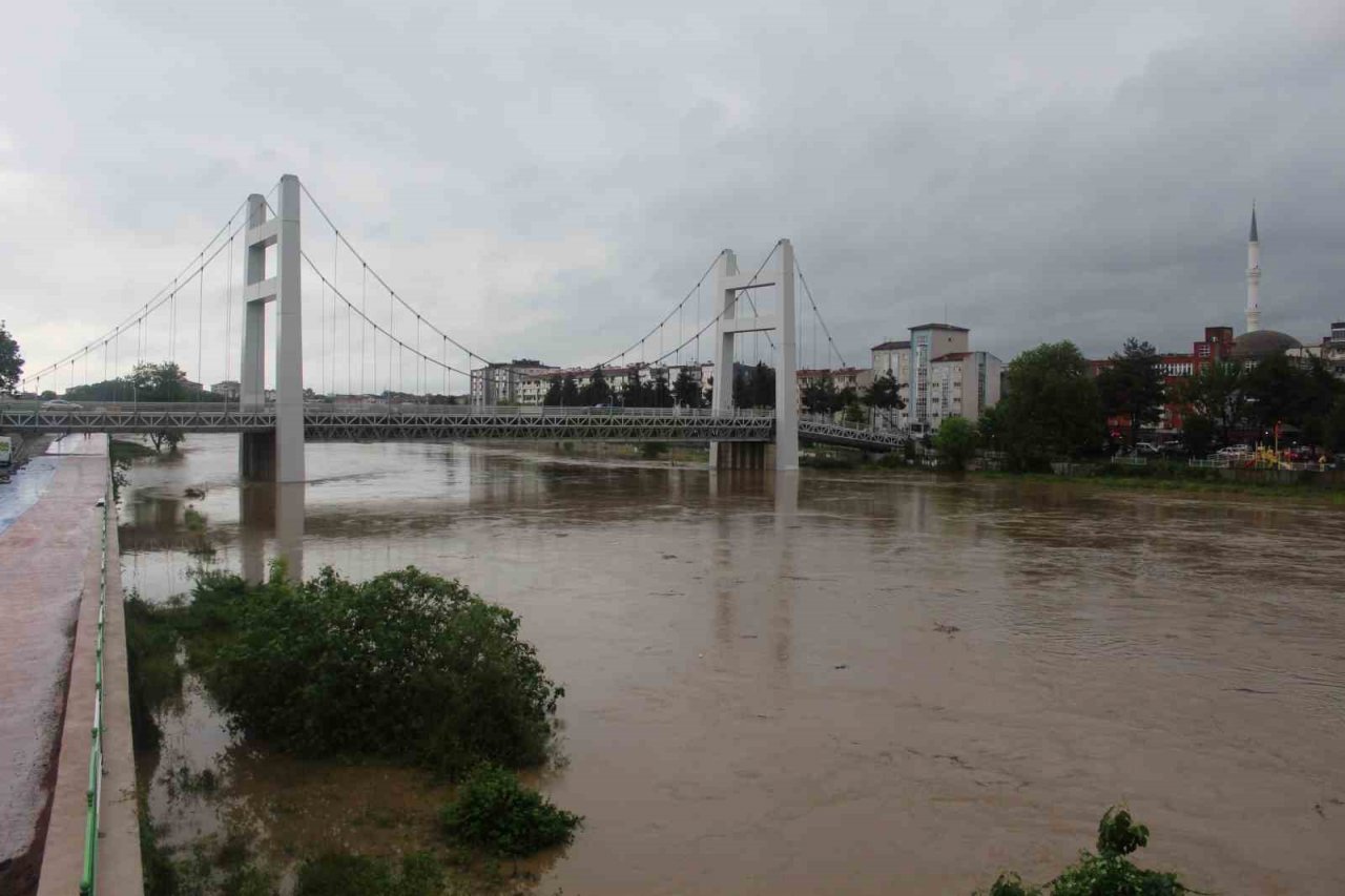 Sağanak, Yeşilırmak Nehri’nin debisini yükseltti