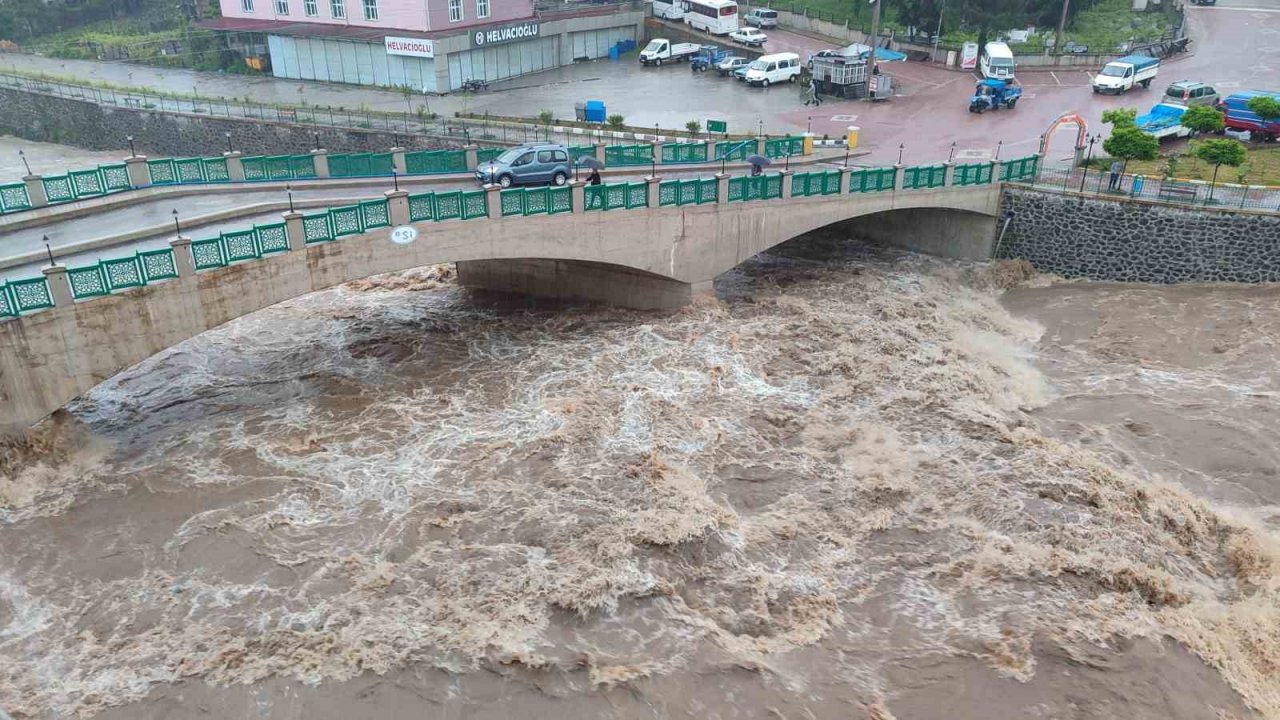 Salıpazarı’nda sağanak