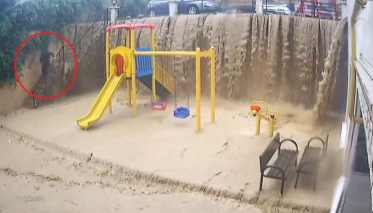Samsun’da sel sularından kaçma anı kamerada