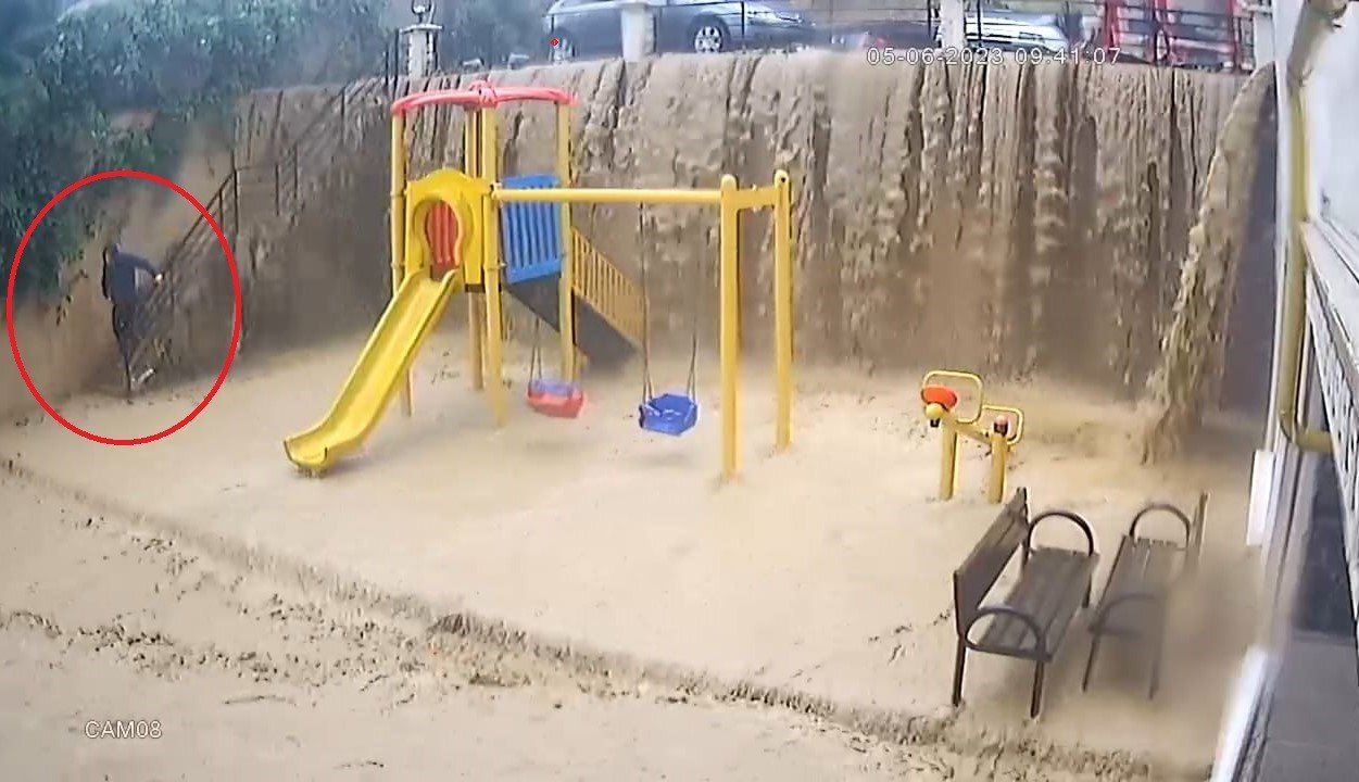 Samsun’da sel sularından kaçma anı kamerada