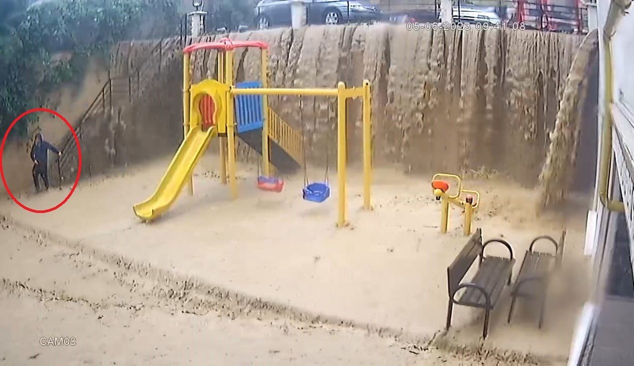 Samsun’da sel sularından kaçma anı kamerada