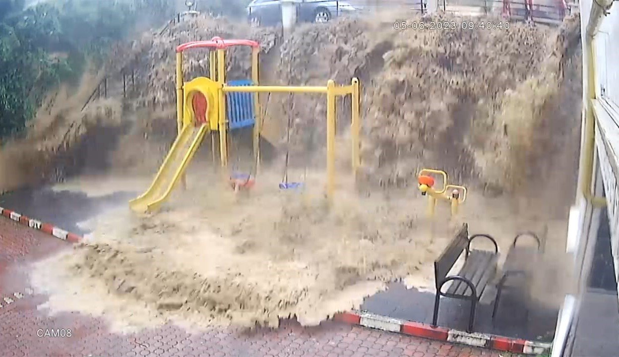 Samsun’da sel sularından kaçma anı kamerada