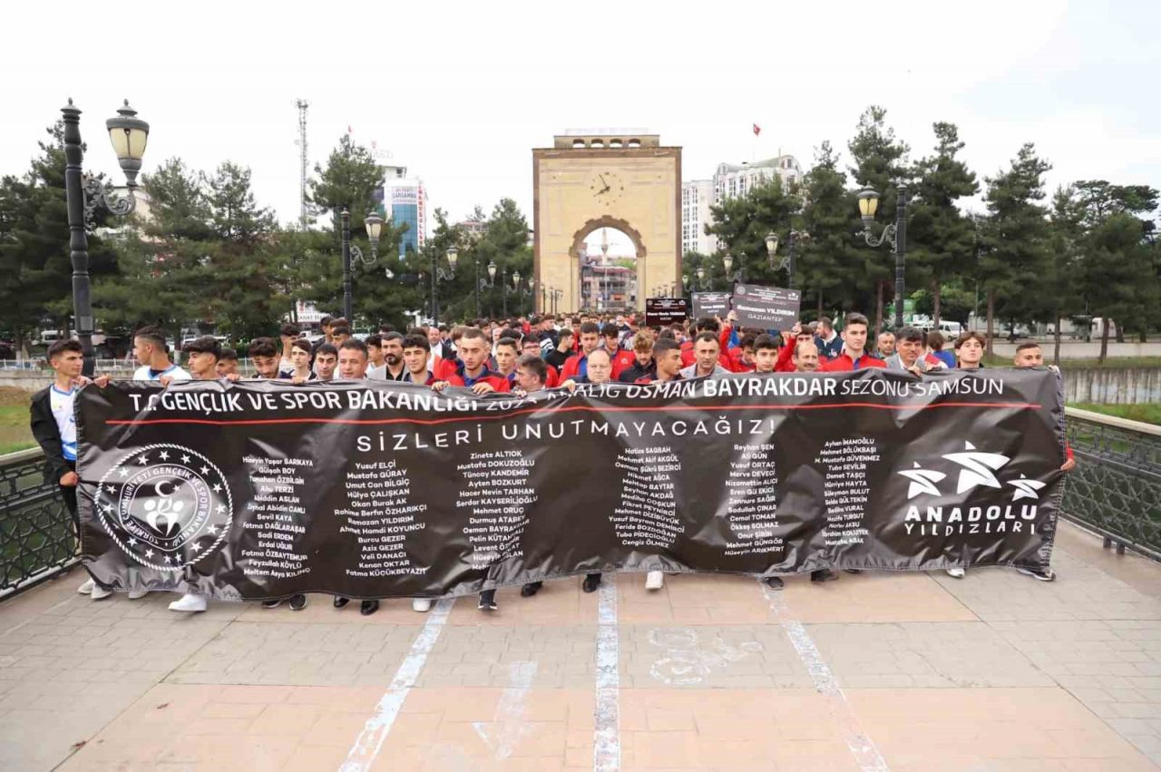 Ragbi takımlarından kortej yürüyüşü