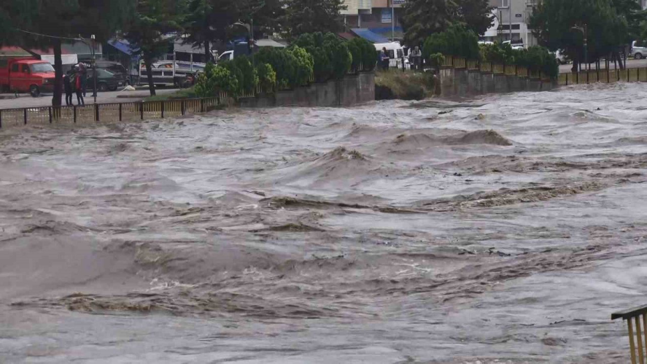 Terme Çayı taştı, sel ve su baskınları yaşandı