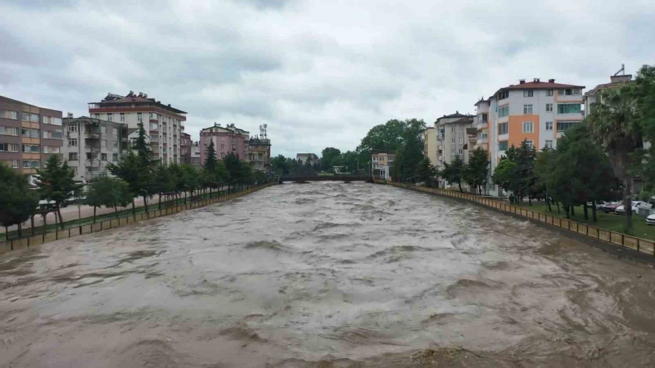 Terme Çayı taştı, sel ve su baskınları yaşandı