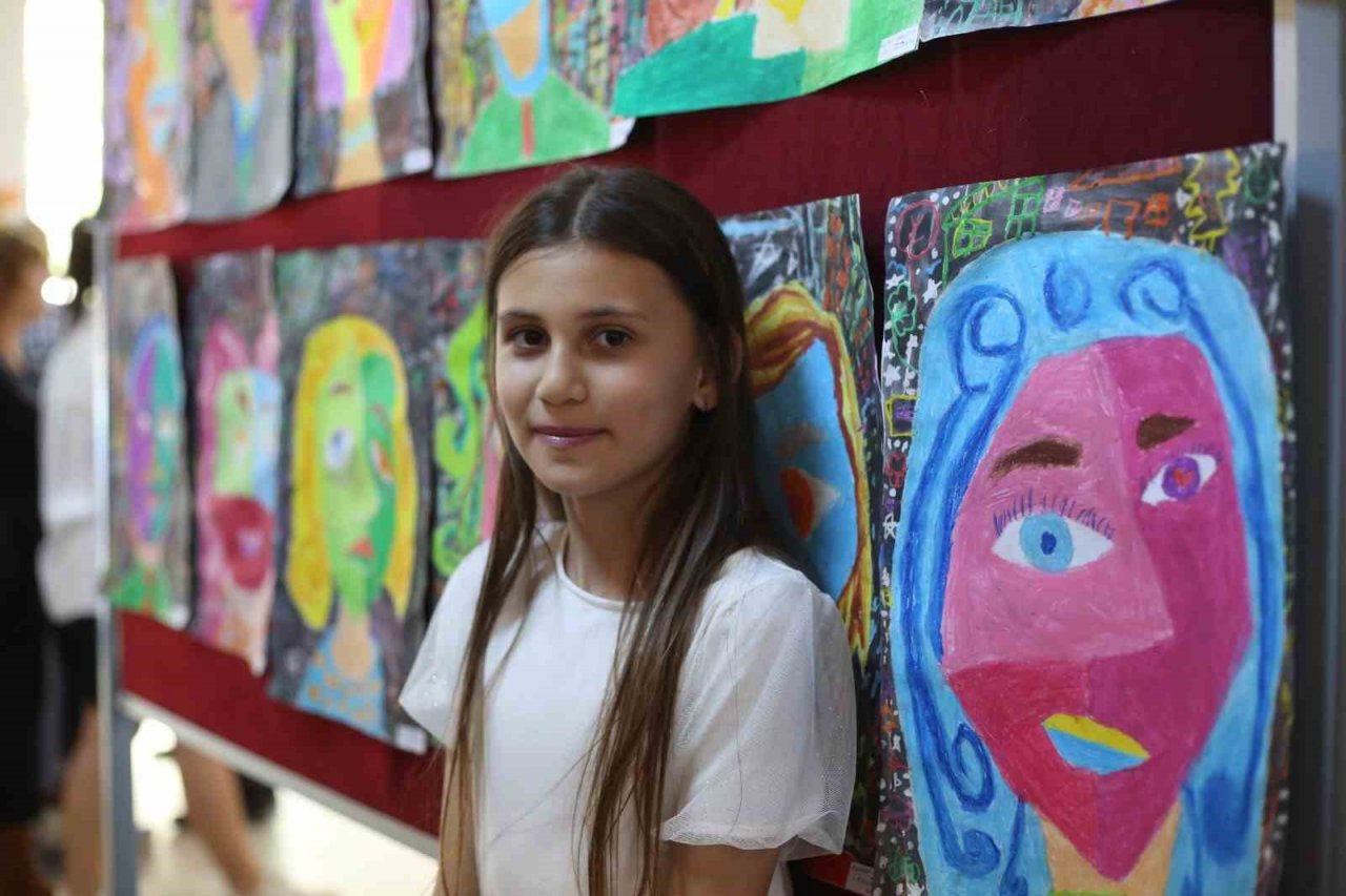 Aydın Büyükşehir Belediyesi kursiyerleri resim yeteneklerini sergiliyor