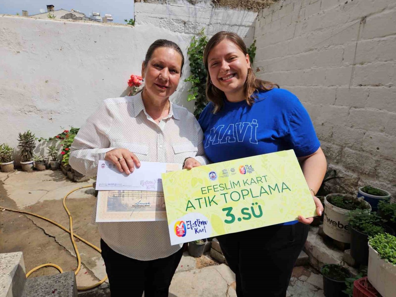 Efeslim Kart ile eğitime destek oluyorlar, sokak hayvanlarını besliyorlar