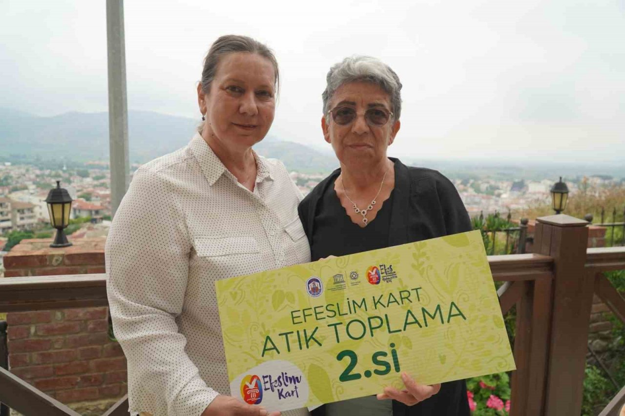 Efeslim Kart ile eğitime destek oluyorlar, sokak hayvanlarını besliyorlar