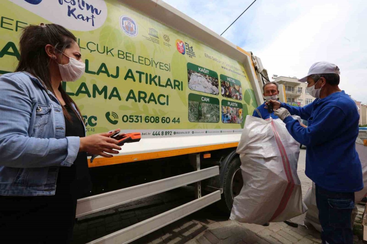 Efeslim Kart ile eğitime destek oluyorlar, sokak hayvanlarını besliyorlar