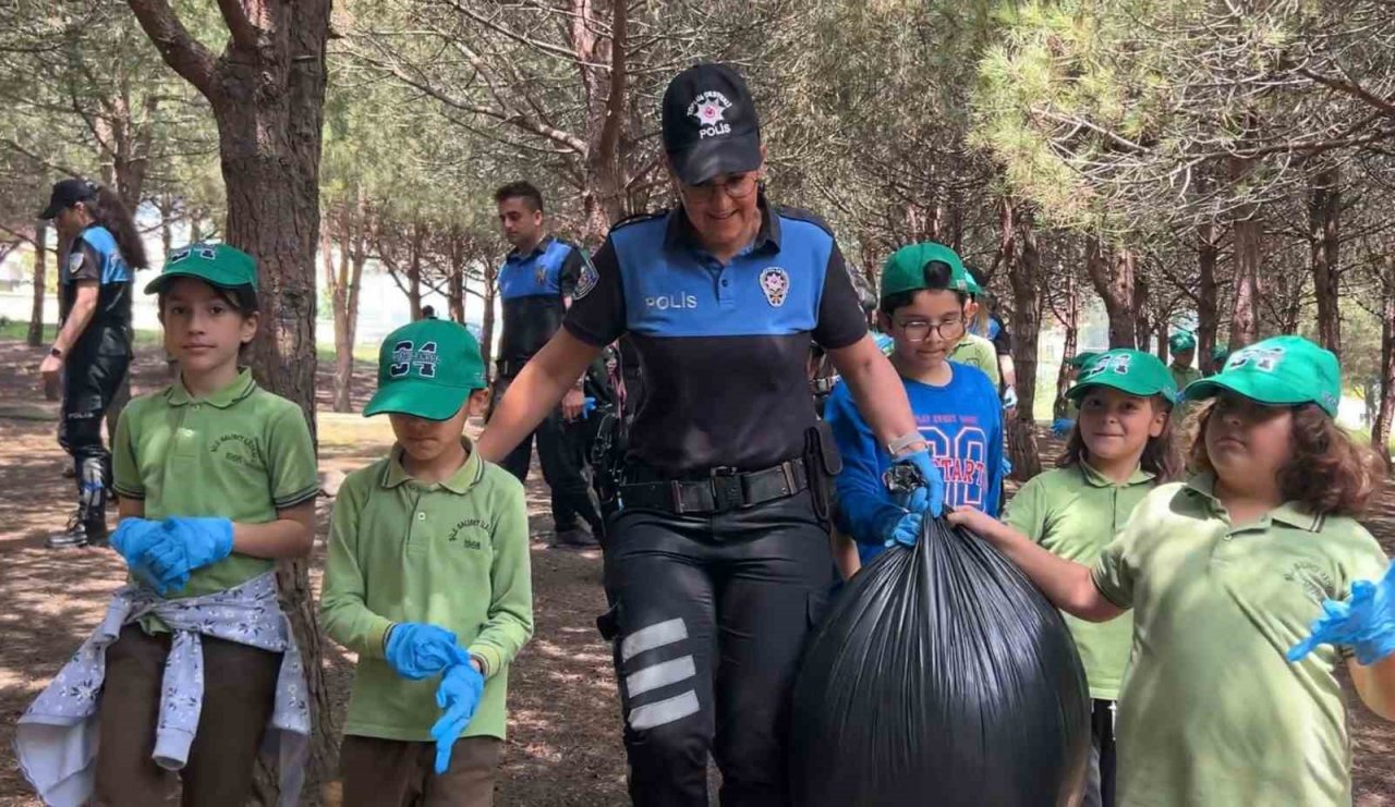 Şile’de 35 ilkokul öğrencisi polisler ile beraber çevre temizliği yaptı