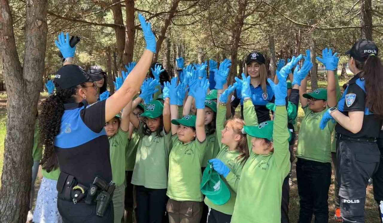 Şile’de 35 ilkokul öğrencisi polisler ile beraber çevre temizliği yaptı