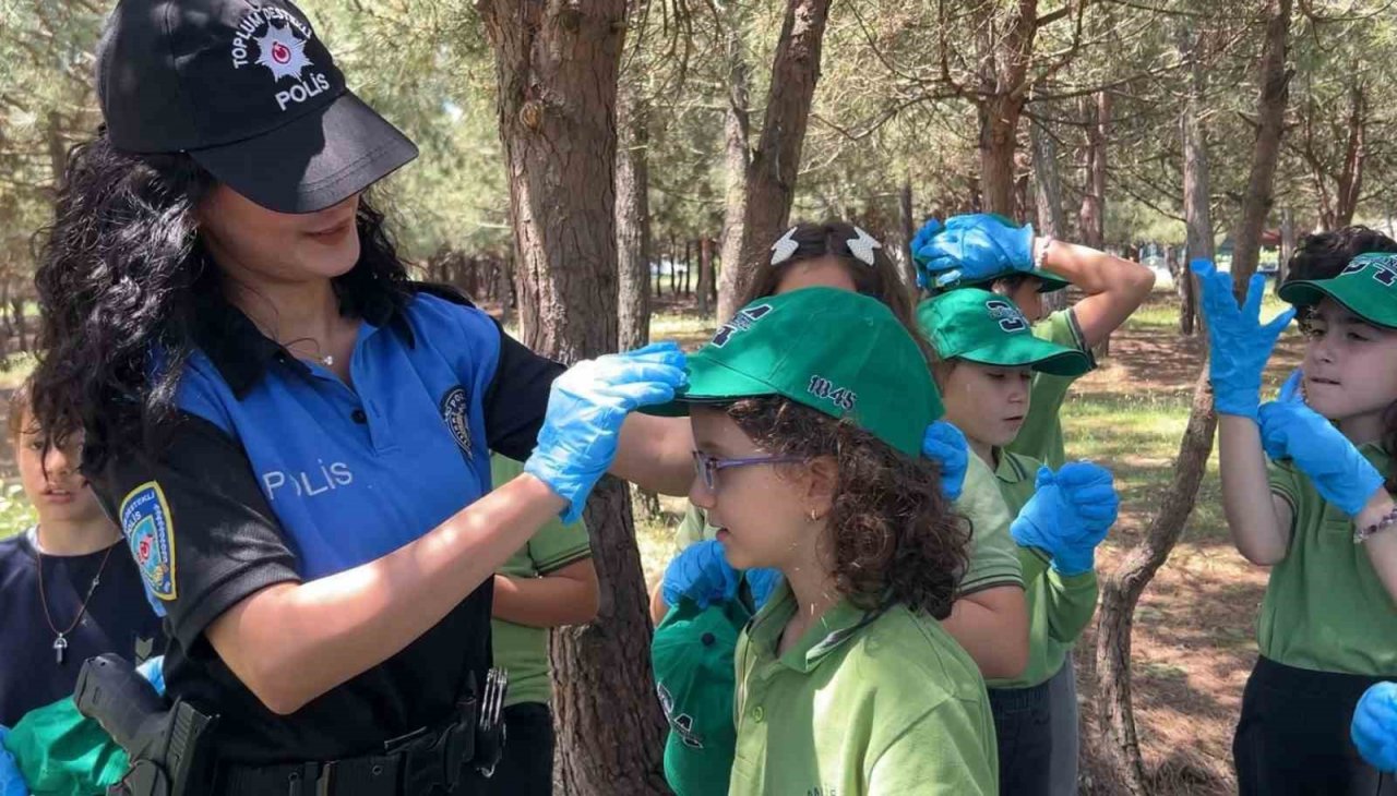 Şile’de 35 ilkokul öğrencisi polisler ile beraber çevre temizliği yaptı