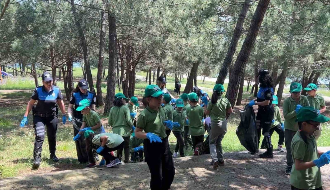 Şile’de 35 ilkokul öğrencisi polisler ile beraber çevre temizliği yaptı