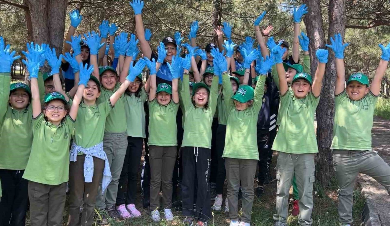 Şile’de 35 ilkokul öğrencisi polisler ile beraber çevre temizliği yaptı