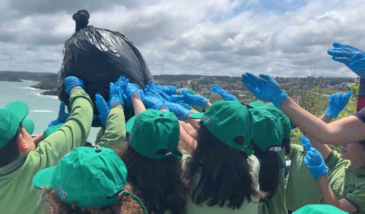 Şile’de 35 ilkokul öğrencisi polisler ile beraber çevre temizliği yaptı