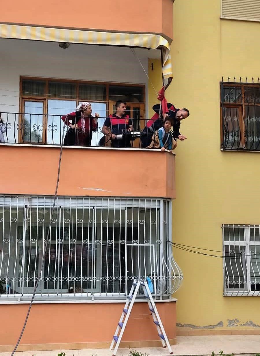 Tokat’ta kafası balkon demirine sıkışan çocuk kurtarıldı