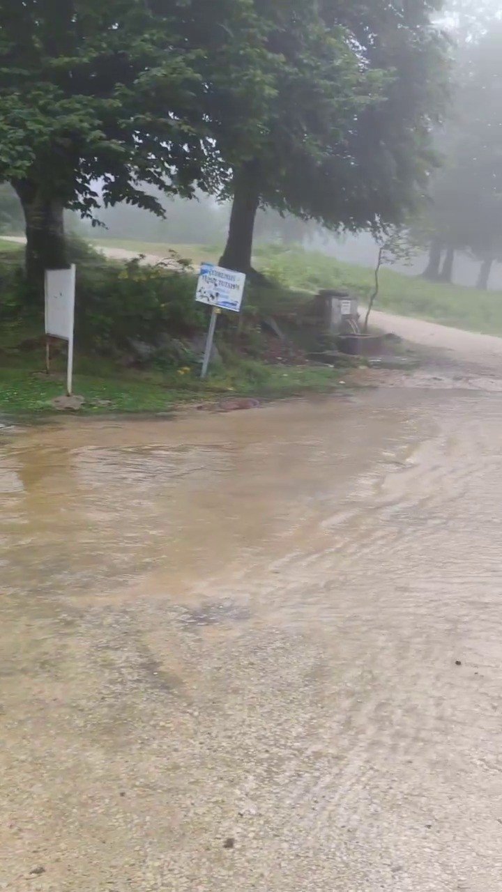 Tokat’ta sağanak yağış gölü taşırdı