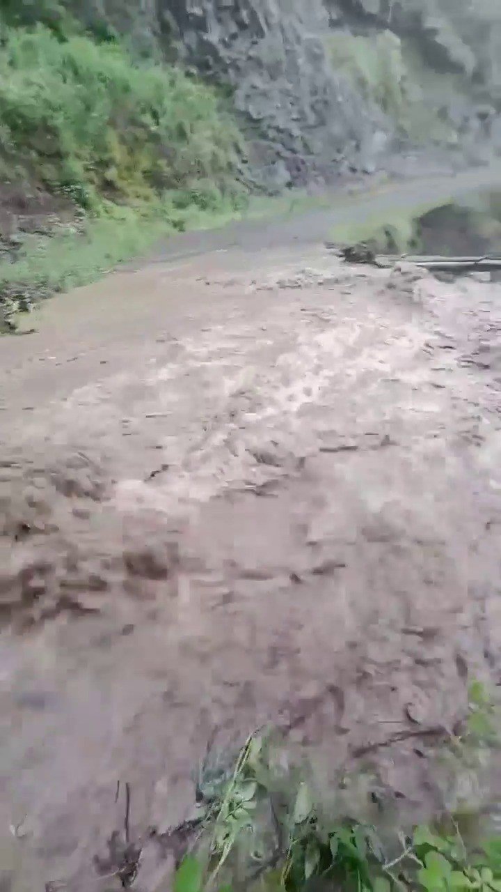 Tokat’ta sağanak yağış gölü taşırdı